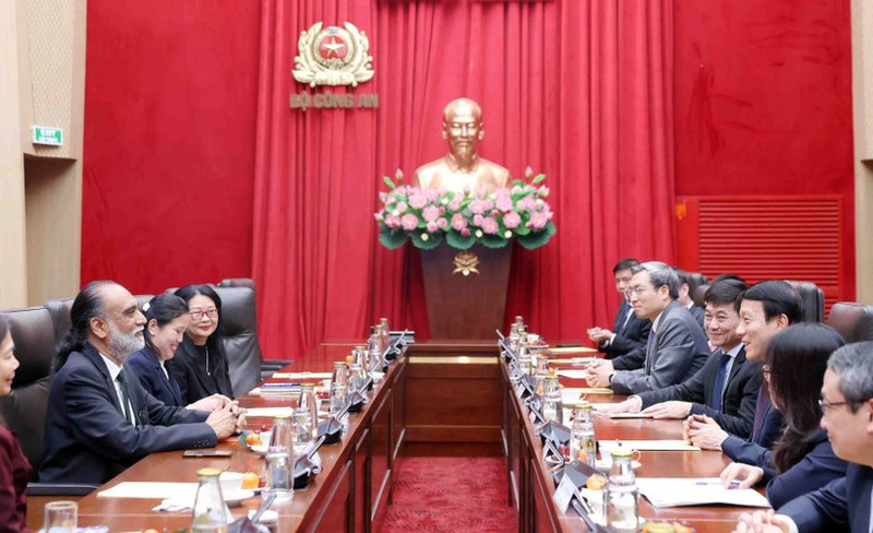 El general Luong Tam Quang, ministro de Seguridad Pública de Vietnam, recibe a Amandeep Singh Gill, secretario general adjunto de las Naciones Unidas (ONU) y enviado especial para la Tecnología. (Foto: VNA)