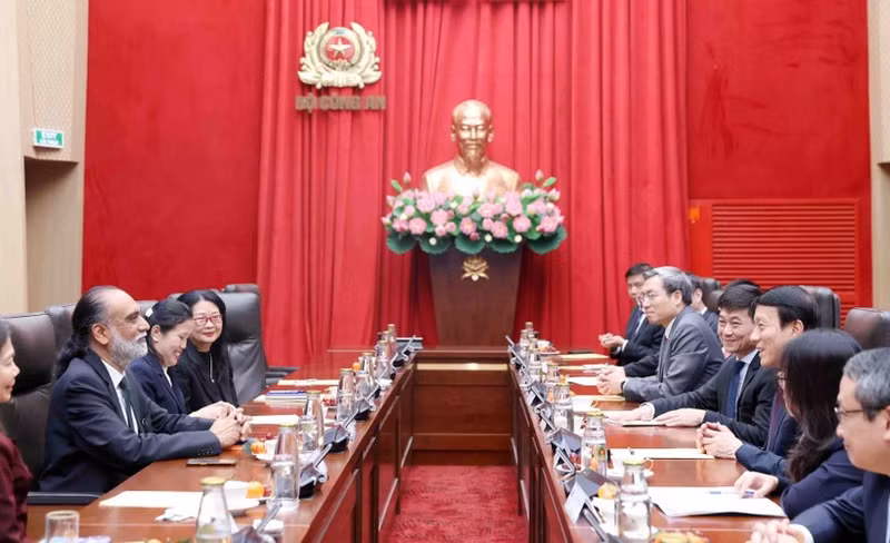 El general Luong Tam Quang, ministro de Seguridad Pública de Vietnam, recibe a Amandeep Singh Gill, secretario general adjunto de las Naciones Unidas (ONU) y enviado especial para la Tecnología. (Foto: VNA)
