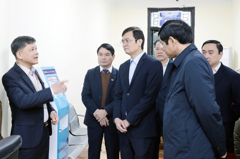 La delegación del Consejo Nacional Electoral inspecciona los preparativos para las elecciones en el barrio de Viet Tri, en Phu Tho. (Foto: VNA)