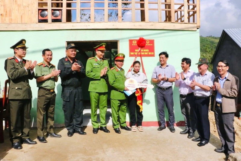 Ceremonia de inauguración y entrega de la primera casa construida durante la "Campaña Quang Trung" a la familia de Dinh Thi Von, residente en la aldea de Huy Mang, comuna de Son Tay. (Foto: VNA)