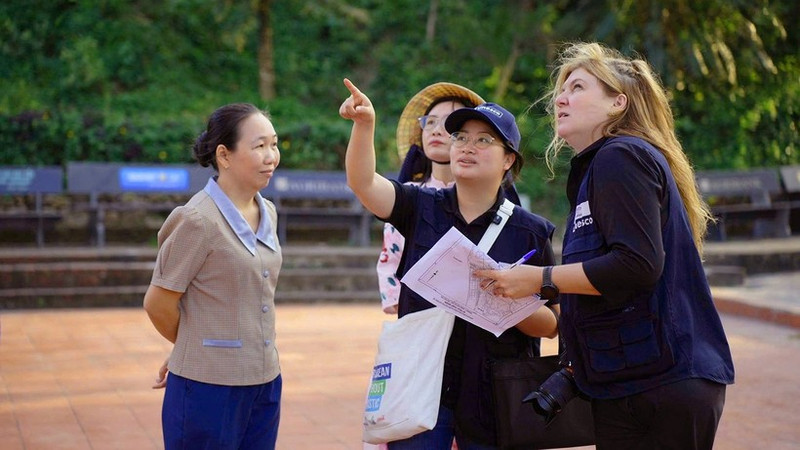 Una delegación de trabajo de la Unesco realiza una inspección de campo en la Torre Nhan, en Tuy Hoa. (Foto: Unesco)