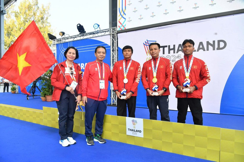 Vo Huynh Anh Khoa (segundo desde la derecha) brinda la primera medalla de oro para la delegación deportiva vietnamita en los XIII Juegos Paralímpicos de la Asean. (Foto: webthethao.vn)