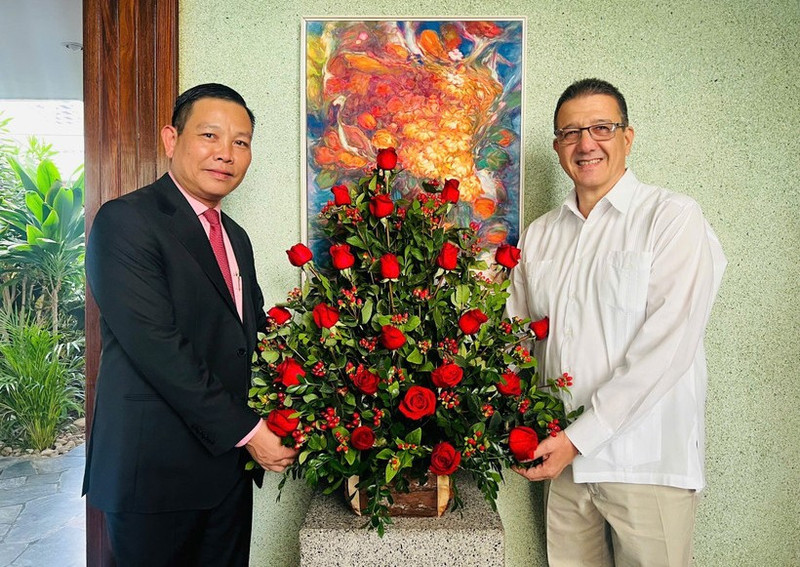 El embajador de Vietnam en Venezuela, Vu Trung My, y el embajador cubano en el país suramericano, Jorge Luis Mayo Fernández. (Foto: VNA)