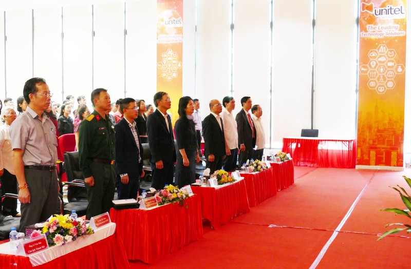 Delegados presencian la transmisión en vivo de la ceremonia inaugural del XIV Congreso Nacional del Partido Comunista de Vietnam. (Foto: VNA)