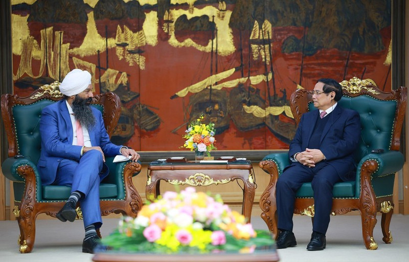 El primer ministro de Vietnam, Pham Minh Chinh, dialoga con Randeep Sarai, secretario de Estado para el Desarrollo Internacional de Canadá. (Foto: VNA)