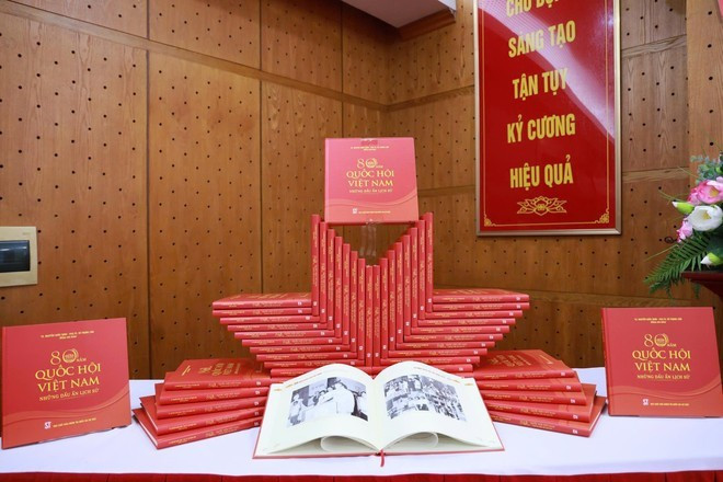 Estrenan libro sobre los 80 años de historia del Parlamento vietnamita. (Foto: VNA)