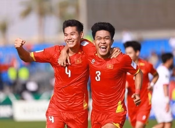 El defensor central Hieu Minh (número 4) anotó el 2-0 para Vietnam Sub-23. (Foto: AFC)