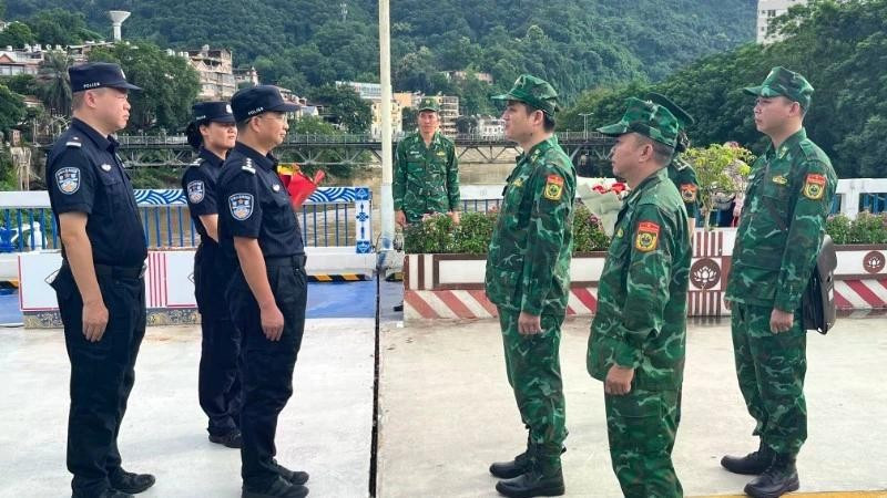 Las fuerzas de guardia fronteriza de la provincia vietnamita de Lao Cai y china de Honghe lanzan las patrullas conjuntas del año 2026. (Foto: VNA)