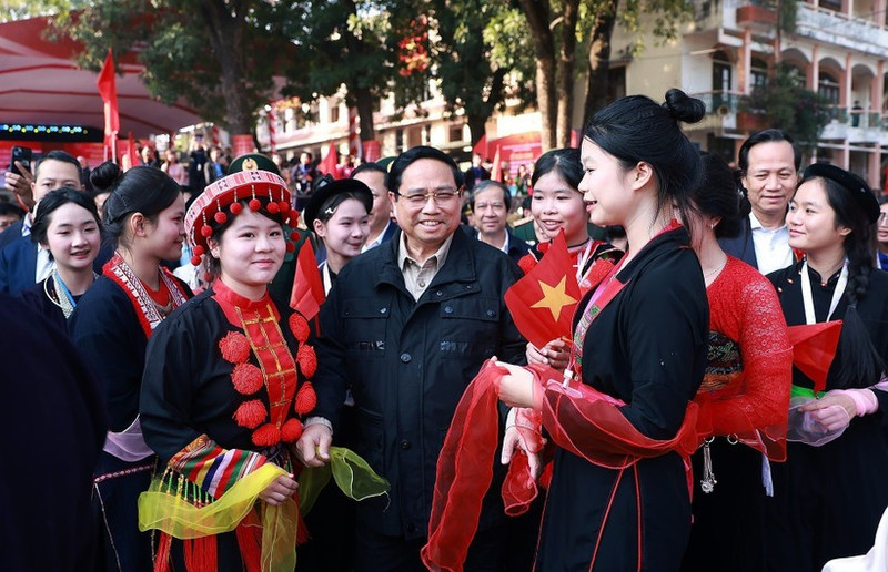 El primer ministro de Vietnam, Pham Minh Chinh, con estudiantes de la provincia de Thai Nguyen. (Foto: VNA)