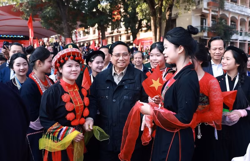 El primer ministro de Vietnam, Pham Minh Chinh, con estudiantes de la provincia de Thai Nguyen. (Foto: VNA)
