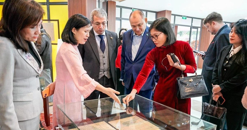Delegados recorren el espacio donde se presenta el patrimonio documental mundial de Vietnam. (Foto: VNA)