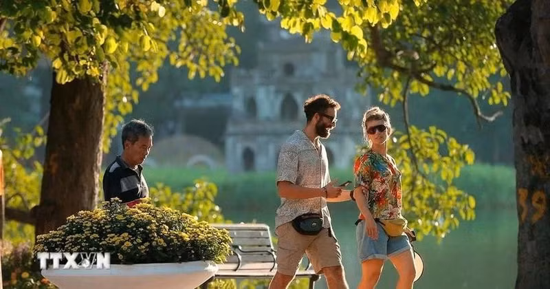 Turistas extranjeros en Hanói. (Foto: VNA)