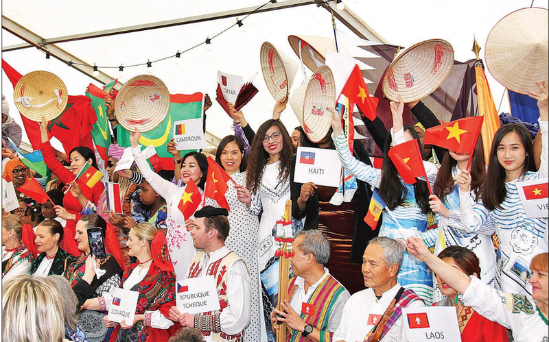 Vietnamitas del extranjero presentan la cultura vietnamita en el Día Internacional de la Francófona.