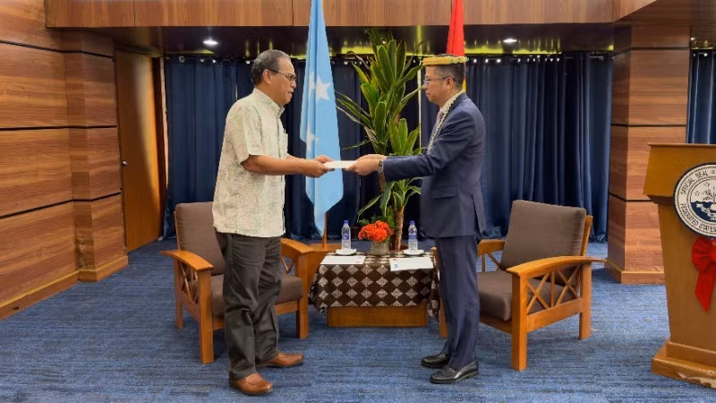 El embajador Pham Thanh Binh presenta sus cartas credenciales al presidente de los Estados Federados de Micronesia, Wesley W. Simina. (Foto: Embajada de Vietnam en China)