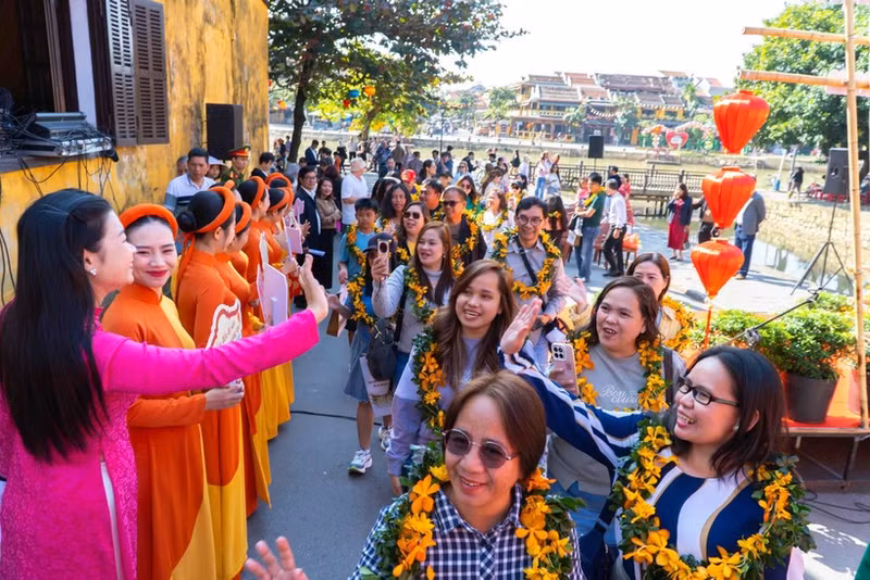Los turistas filipinas llegan al casco antiguo de Hoi An. (Foto: VNA)