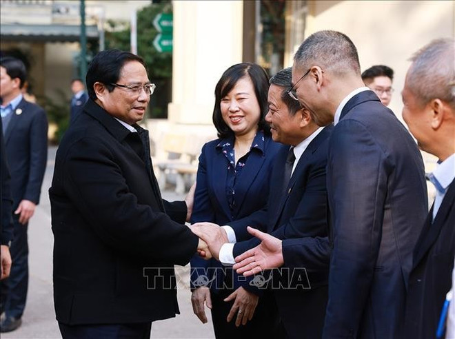 El primer ministro vietnamita, Pham Minh Chinh, visita el Hospital Nacional de Pulmón. (Fotografía: VNA) El primer ministro vietnamita, Pham Minh Chinh, visita el Hospital Nacional de Pulmón. (Fotografía: VNA)