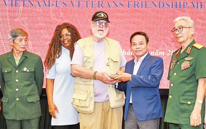 A través del periódico Nhan Dan, Edmunds entrega algunos recuerdos del mártir Pham Tuan Tai a su familia. 