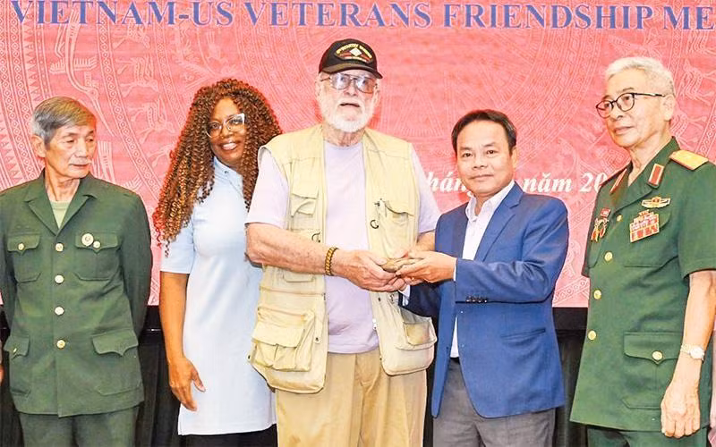 A través del periódico Nhan Dan, Edmunds entrega algunos recuerdos del mártir Pham Tuan Tai a su familia. 