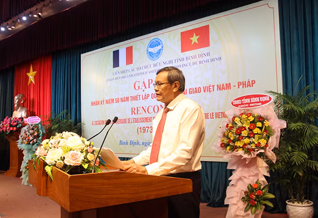 El presidente de la Unión de Organizaciones de Amistad de Vietnam en Binh Dinh, Mai Thanh Thang, habla en el evento. (Fotografía: baobinhdinh.vn)