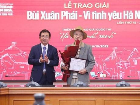 Director de cine vietnamita gana Premio “Bui Xuan Phai: Por el amor a Hanói”. (Fotografía: VNA)