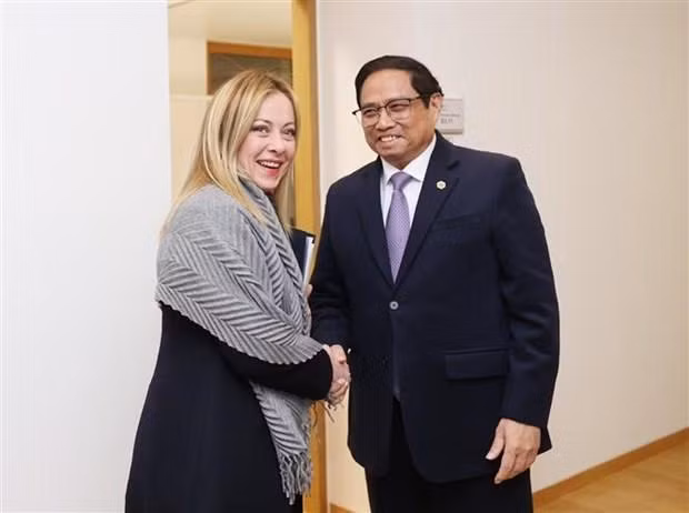 El primer ministro vietnamita, Pham Minh Chinh, se reúne con su homóloga italiana, Giorgia Meloni. (Foto: VNA)