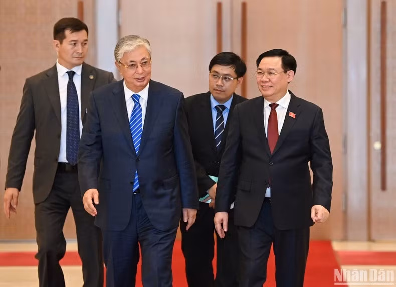 Ambos dirigentes intercambian opiniones después de las conversaciones.