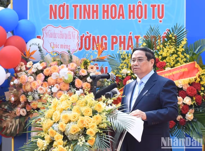 El primer ministro de Vietnam, Pham Minh Chinh, asiste al acto de inicio del año escolar 2024-2025 en la escuela Nguyen Dinh Chieu en Hanói. 