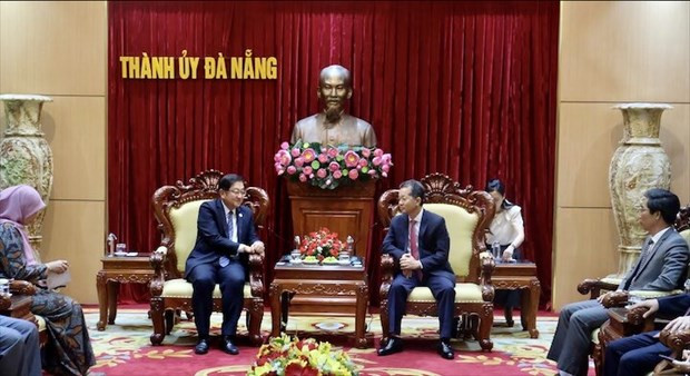 Nguyen Van Quang, secretario del Comité del Partido Comunista de Vietnam en la ciudad de Da Nang (derecha), y el embajador de Malasia en Vietnam, Dato' Tan Yang Thai, en el encuentro (Fotografía: danang.gov.vn)