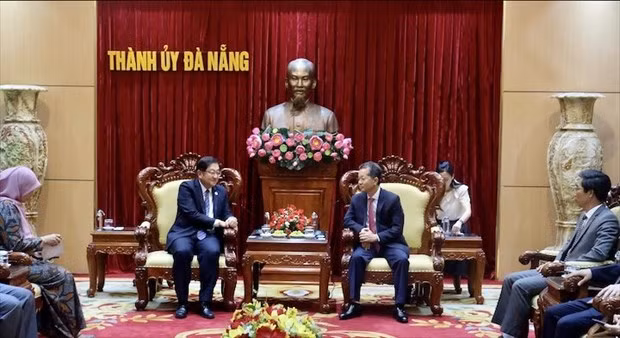 Nguyen Van Quang, secretario del Comité del Partido Comunista de Vietnam en la ciudad de Da Nang (derecha), y el embajador de Malasia en Vietnam, Dato' Tan Yang Thai, en el encuentro (Fotografía: danang.gov.vn)