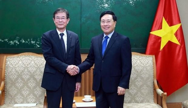 El vicegobernador adjunto de la prefectura nipona de Wakayama, Shimo Hiroshi, y el viceprimer ministro de Vietnam, Pham Binh Minh. (Fotografía: VGP)