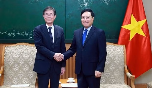 El vicegobernador adjunto de la prefectura nipona de Wakayama, Shimo Hiroshi, y el viceprimer ministro de Vietnam, Pham Binh Minh. (Fotografía: VGP)