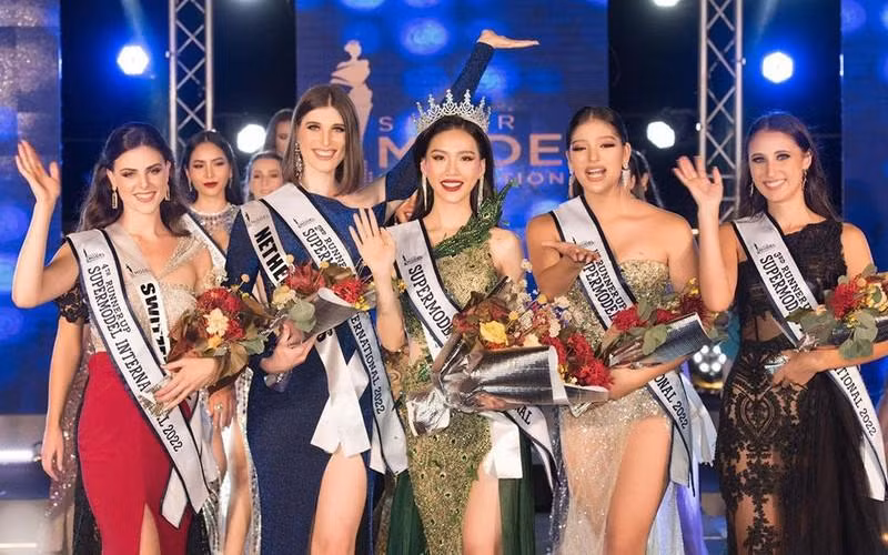 La Supermodelo Internacional 2022 Bui Quynh Hoa y las finalistas. 