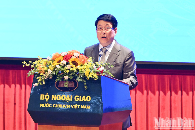 El presidente Luong Cuong pronuncia un discurso en el seminario. (Foto: VNA)