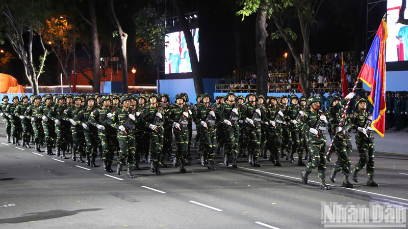 El desfile de las fuerzas armadas populares de Laos. (Foto: Nhan Dan)