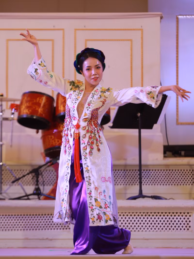 Las actuaciones reflejan la belleza del país y de la gente de Vietnam y Rusia, y elogian la buena amistad de larga data bilateral.