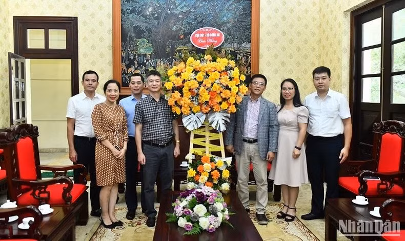 La delegación del Departamento B01 felicita al periódico Nhan Dan.