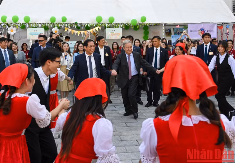 El jefe de la ONU y el canciller vietnamita bailan con los estudiantes de la Academia Diplomática. El jefe de la ONU y el canciller vietnamita bailan con los estudiantes de la Academia Diplomática.