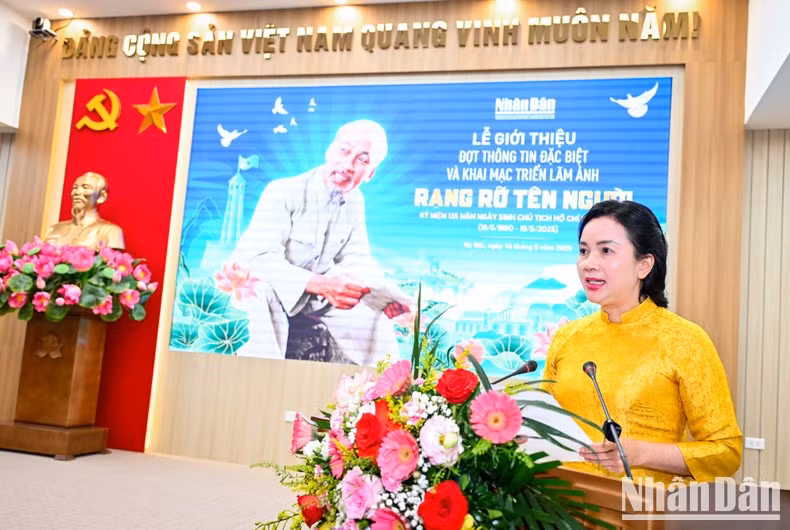 Le Thi Phuong, directora de la Zona de Reliquias del Presidente Ho Chi Minh, interviene en la cita.