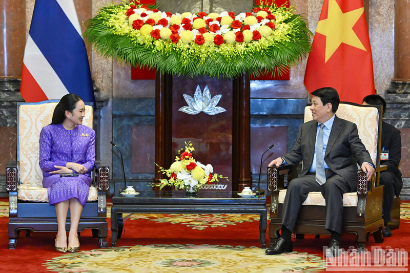 El presidente vietnamita, Luong Cuong, recibe a la primera ministra tailandesa, Paetongtarn Shinawatra. (Foto: Nhan Dan)