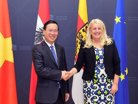 El presidente de Vietnam, Vo Van Thuong, y la titular del Consejo Federal de Austria, Claudia Arpa (Fotografía: VNA)
