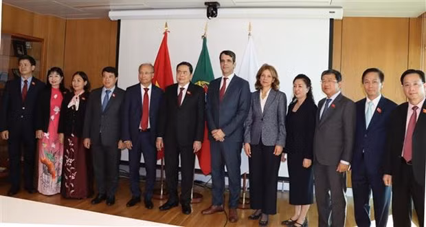 El vicepresidente permanente de la Asamblea Nacional de Vietnam, Tran Thanh Man, se reúne con representantes de AICEP Portugal.