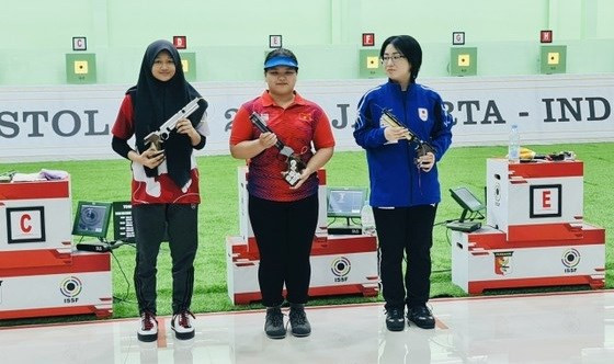 Nguyen Thuy Trang (en medio), quien gana el primer oro para la selección vietnamita. (Fotografía: VNA)
