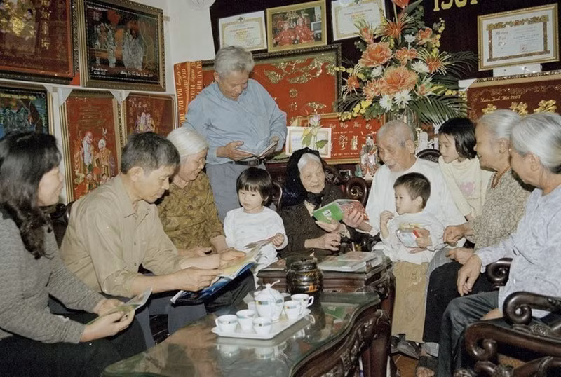 La familia de cinco generaciones de los ancianos Vu Dinh Gia y Ngo Thi Muoi (Hanói) está siempre feliz (2007).