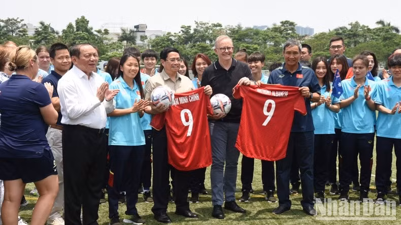 La representante de la selección vietnamita de fútbol femenino entregó camisetas a ambos dirigentes.