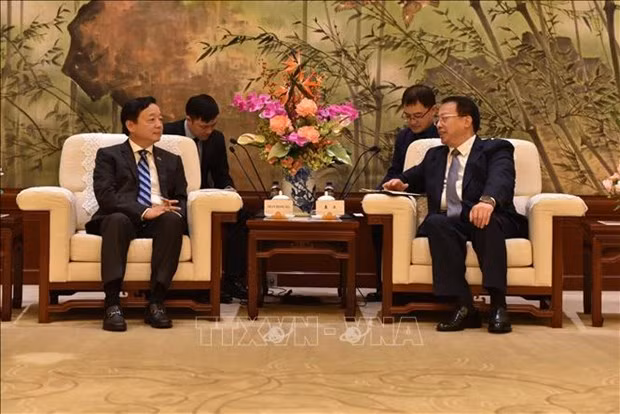 El viceprimer ministro de Vietnam Tran Hong Ha y el alcalde de Shanghái, Gong Zheng.