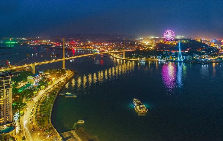Bahía Cua Luc de la provincia de Quang Ninh de noche. (Fotografía: baoquangninh.vn)