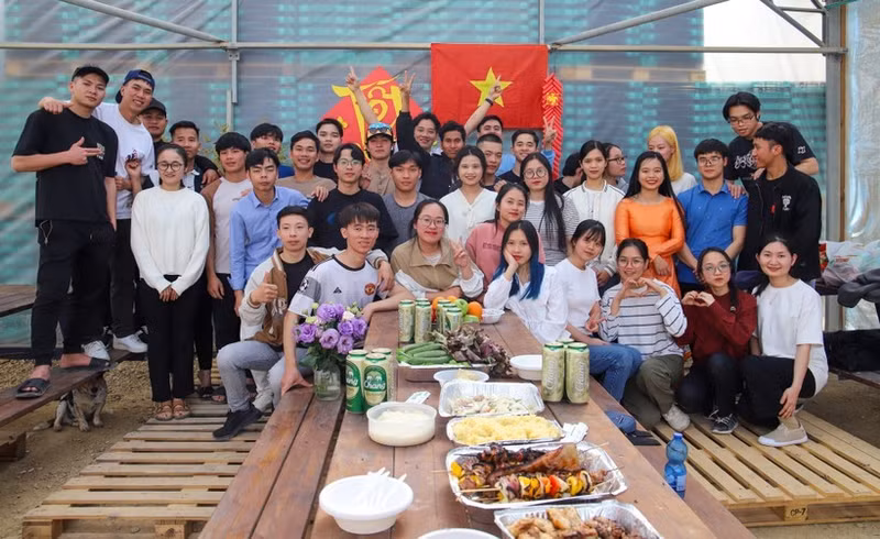 Los estudiantes y pasantes vietnamitas del grupo AICAT (Foto: VNA)