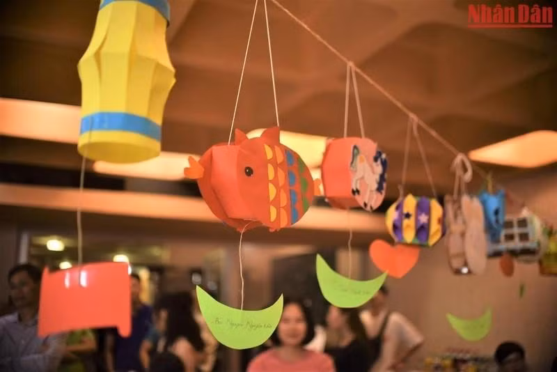 Los propios niños diseñan y estilizan decenas de faroles.