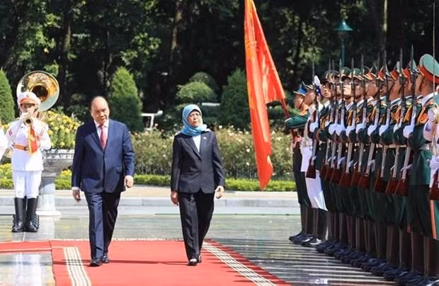 La presidenta singapurense Halimah Yacob y el jefe de Estado vietnamita, Nguyen Xuan Phuc. (Fotografía: VNA)