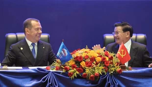 El presidente del partido gobernante Rusia Unida y subtitular del Consejo de Seguridad de Rusia, Dmitry Medvedev (izq.), y el secretario general del PPRL, Thongloun Sioulith (Fotografía: sputniknews)